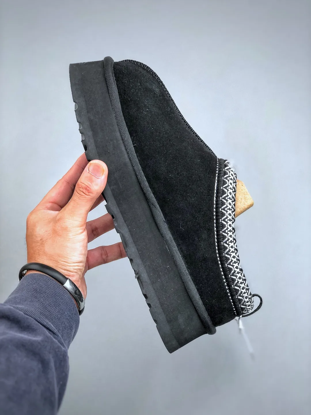 Local self-pickup💰560 supports store placement. The top version on the market. UGG Tazz ethnic style thick-soled women's model. Xiaohongshu's hot model. Produced by a major foreign trade factory in Guangzhou. From toe to insole, genuine sheep fur. Independent outer box packaging. Chip. With waterproof technology. Differentiating from any version on the market. 5cm thick sole. Independently developed original outsole. Cashmere insole. Keep warm when going out in winter. It is a very suitable choice for home use. In the new year, uug has launched a style series, which is partially biased towards the preferences of young consumers. It has also moved to the forefront of fashion trends. Shoe body material. Water-repellent coated suede upper. 17mm UGGPURE™ implanted wool insole. Lightweight non-slip and comfortable rubber outsole. With brand LOGO. With full packaging. Size: 35-40